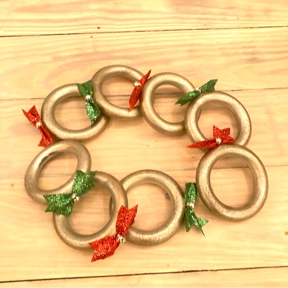 Christmas Holiday Festive Wood Napkin Rings with Shiny Red and Green Bows - Picture 7 of 9